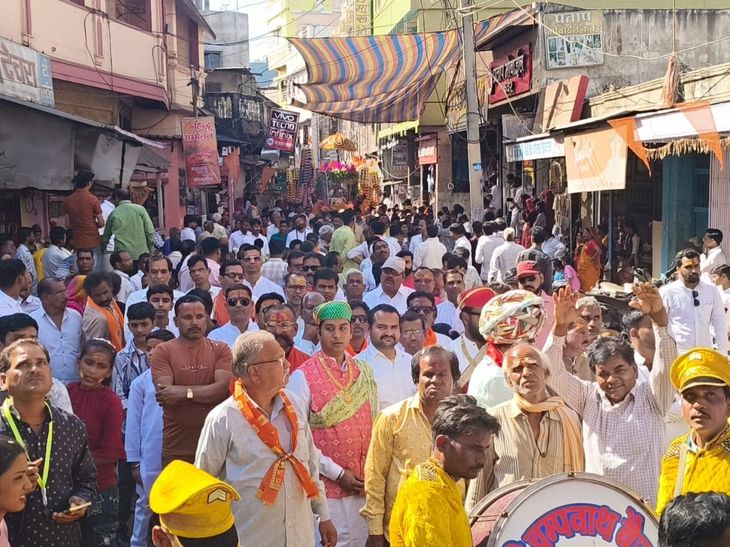 महाशिवरात्रि पर प्रतापगढ़ में निकली शाही सवारी:सामाजिक और धार्मिक संगठनों ने उतारी आरती