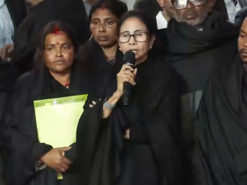 SIR पर सुप्रीम कोर्ट में आज सुनवाई:CM ममता खुद दलीलें रख सकती हैं; अपनी याचिका में चुनाव आयोग के आदेशों को चुनौती दी है