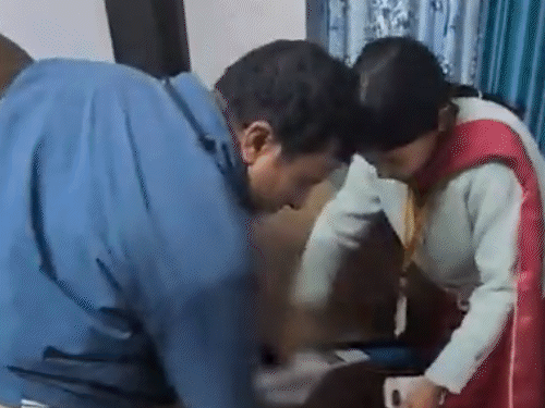 गुवाहाटी में पलंग के बॉक्स से नाबालिग बच्ची का रेस्क्यू:आरोपी महिला ने टीम से छिपाने के लिए बंद किया था, 6 साल तक बंधक बनाया