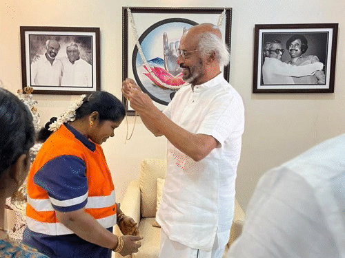 महिला सफाई कर्मचारी की ईमानदारी से रजनीकांत खुश:घर बुलाकर सोने की चेन पहनाकर किया सम्मानित, तस्वीरें वायरल