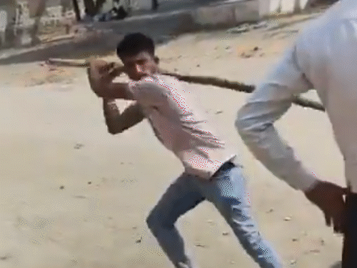 सरकारी-स्कूल प्रिंसिपल को लाठी से मारा VIDEO:सिर पर भगोना फेंका, शराब पीकर स्कूल में घुसा, डॉक्यूमेंट पर साइन नहीं करने पर भड़का