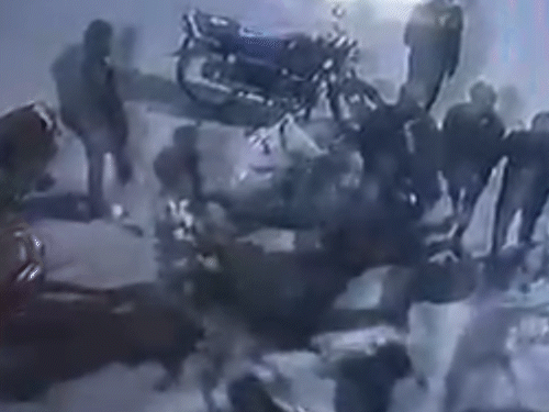 टेंपो ड्राइवर ने बाइक सवार युवक को पीटा; VIDEO:साइड को लेकर हुआ था विवाद, हमले में युवक गंभीर घायल, पालनपुर रेफर