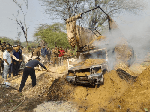 रेवाड़ी में जलने से पिकअप ड्राइवर की मौत:करंट लगने से लगी आग, पशुओं का चारा भरकर जा रहा, राजस्थान का रहने वाला