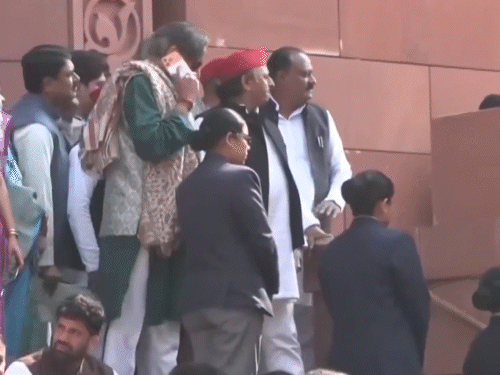 Akhilesh Yadav, MPs Help Shashi Tharoor After Parliament Fall