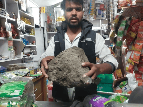 मुफ्त सामान देने से इनकार पर दुकानदारों-ग्राहकों पर हमला:दुकानों-वाहनों में तोड़फोड़ कर गल्ला भी लूटा, धारदार हथियार और लाठी-डंडों से की मारपीट