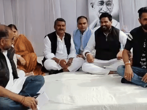 मनरेगा बचाने के लिए कांग्रेस ने दिया धरना:कांग्रेस जिलाध्यक्ष खटीक बोले-योजना को कमजोर करना गरीबों के रोजगार पर हमला,कलेक्टर कार्यलय के बाहर विरोध प्रदर्शन