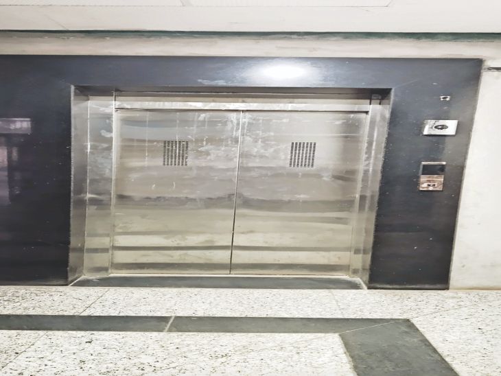 मरीज हो रहे परेशान:जिला अस्पताल की 3 में से 2 लिफ्ट तीन साल से बंद एक कार्मिक नहीं होने से शुरू ही नहीं