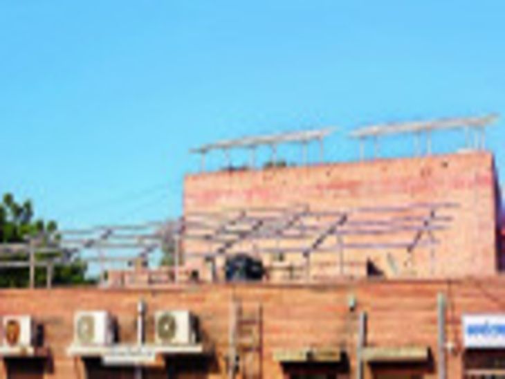 रूफटॉप सोलर को बढ़ावा:भारी बिजली बिलों से मुक्ति के लिए सरकारी कार्यालयों पर सोलर पैनल लगा रही है सरकार