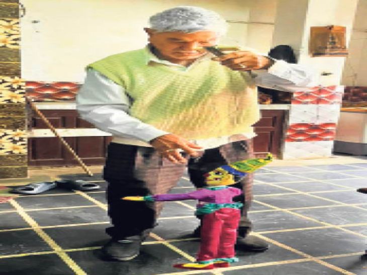 It has performed over 1000 shows in 50 countries, and now only 3 artists are left… the puppet has become a showpiece.