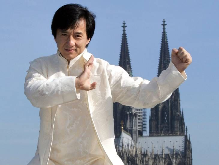 मौत के बाद जारी होगा जैकी चैन का गीत:स्कूल में 20 घंटों की कठोर ट्रेनिंग, 30 से ज्यादा चोटें झेलीं, 10 साल हॉलीवुड ने ठुकराया, ​फिर मिली कामयाबी