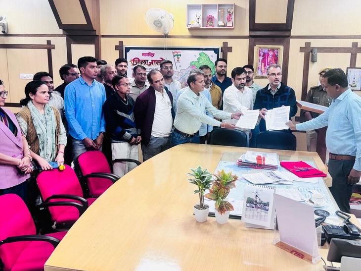 Raj-CES में महाविद्यालयों में संविदा-नियुक्तियों पर रोक की मांग:काली पट्टी बांधकर प्रोफेसरों ने जताया विरोध, कलेक्टर को ज्ञापन सौंपा