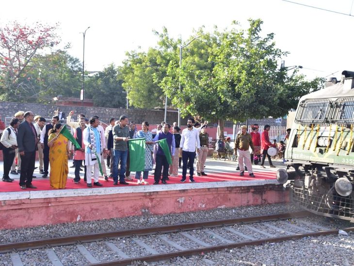 निःशुल्क वरिष्ठ नागरिक तीर्थ-यात्रा ट्रेन को सांसद ने किया रवाना:रामेश्वरम–मदुरै के लिए विशेष ट्रेन को दिखाई हरी झंडी