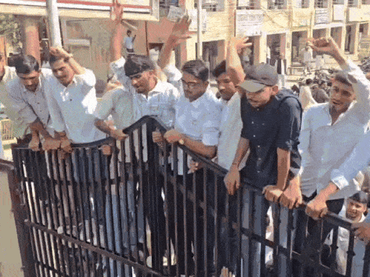 बाड़मेर में कलेक्ट्रेट गेट पर चढ़े लोग:खेजड़ी बचाओं आंदोलन के समर्थन में पहुंचे थे; बोले-मांगें नहीं मानी तो धरना देंगे