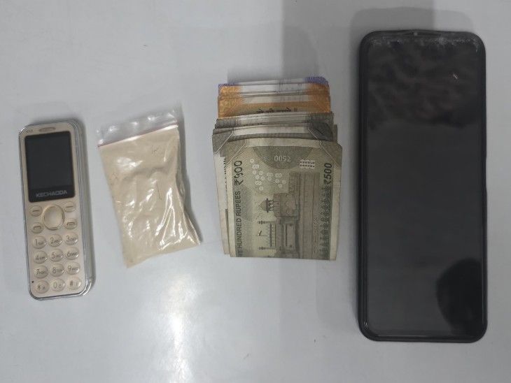 टोंक में 2 लाख की स्मैक के साथ तस्कर पकड़ा:पार्क के पास बेचने की फिराक में था; 10 हजार रुपए और 2 फोन जब्त