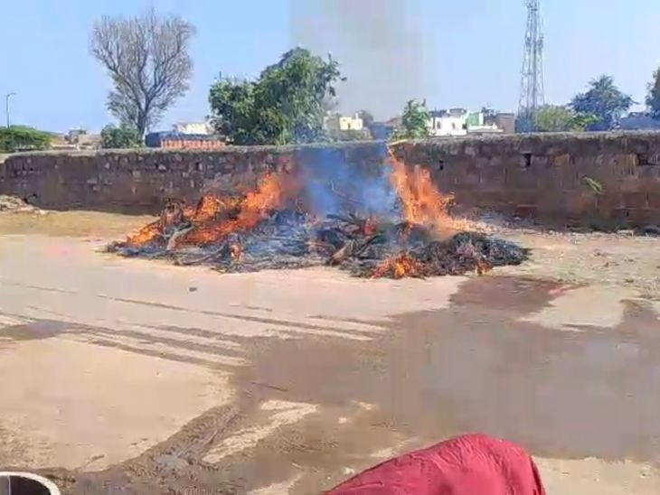 धौलपुर के नया पुरा में होलिका में आग:समय रहते लोगों की सतर्कता से टला बड़ा हादसा