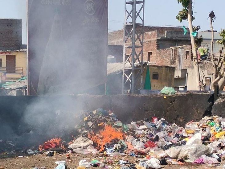 शिवगंज डंपिंग यार्ड में कचरे को लगाई आग:जहरीले धुएं से शहर में सांस लेना हुआ मुश्किल