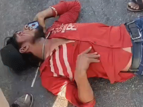 सुजानगढ़ परिवहन निरीक्षक ने युवक पर सिर से हमला किया:लाइसेंस मांगने पर बहस के बाद युवक घायल, वीडियो वायरल