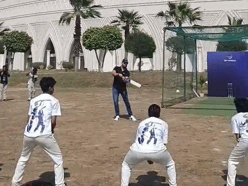 लखनऊ में युवराज सिंह ने बच्चों के साथ खेला क्रिकेट:लड़कियों को मोटिवेट कर बोले- अच्छा कैच पकड़ा; मैं एक बार बैट छोड़कर भागा था