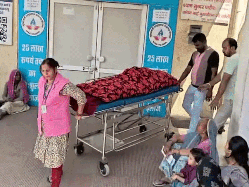 भीलवाड़ा में बीमारी से परेशान महिला ने लगाई फांसी:बेटा बुलाने कमरे में गया तो मां को फंदे से लटका देखा,मची चीख पुकार-बीमारी के चलते तनाव में दी जान