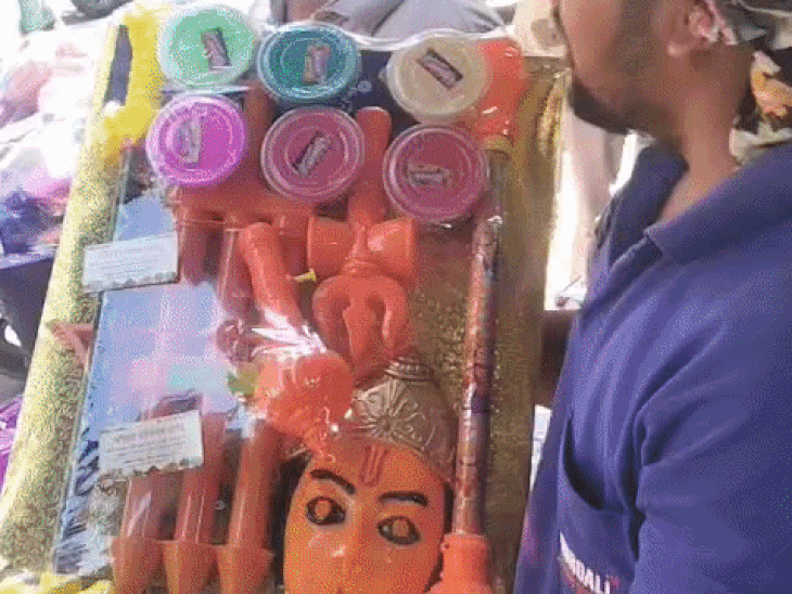 होली पर बाजार में मोदी-हनुमान किट की डिमांड:पैकिट में मुखौटा-गदा के साथ गुलाल-गुब्बारे; रंगों के सिलेंडर-ऑपरेशन सिंदूर मिसाइल पिचकारी भी लोगों की पसंद