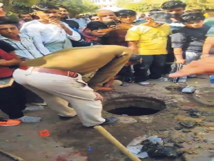 Sewer line spews out 500 rupee notes, people take them away