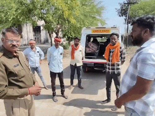 मधुमक्खियों के हमले घायल व्यक्ति की मौत:खेत पर गया था, शरीर में जगह जगह डंक मारे